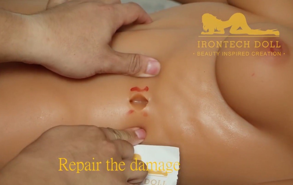 Réparer une déchirure sur une poupée TPE